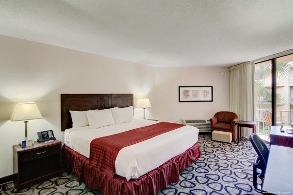 PARAMOUNT PLAZA HOTEL AND SUITES (Gainesville)